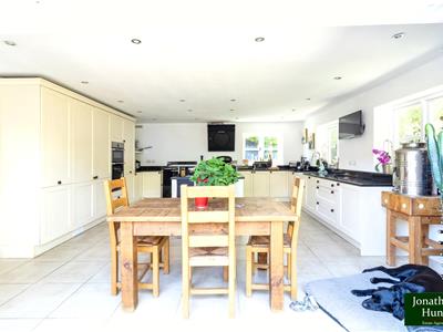 KITCHEN/BREAKFAST ROOM
